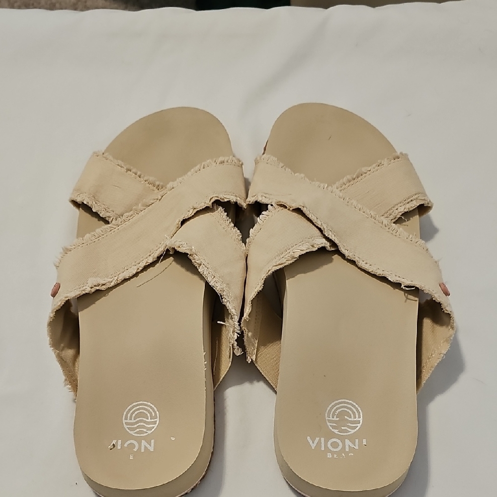 Vionic Women's Cream Cross-Strap Sandals